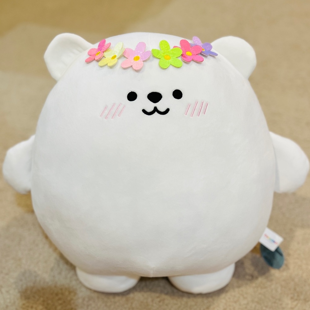 🧸🤍 Adorable white polar bear with floral headband